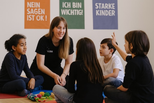 Alena Schößler beim professionellen Kindercoaching in einem Selbstbehauptungskurs